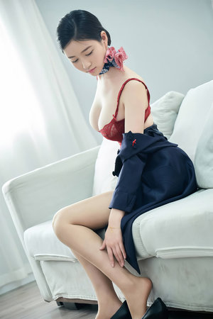 骚美女主播被操出水边操边叫
